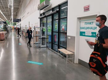 Los centros de vacunación reciben