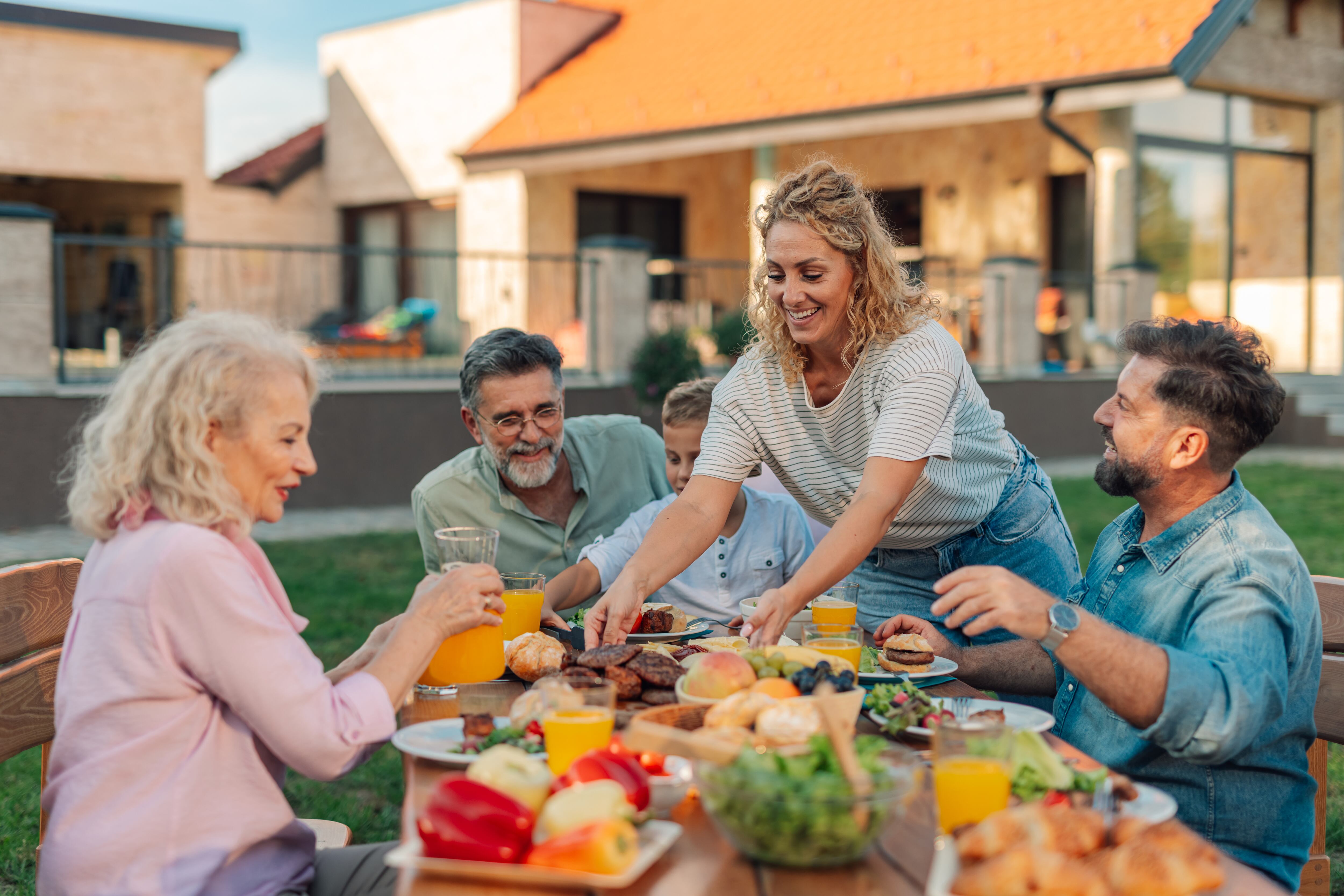 Una familia se reúne para comer (AdobeStock)