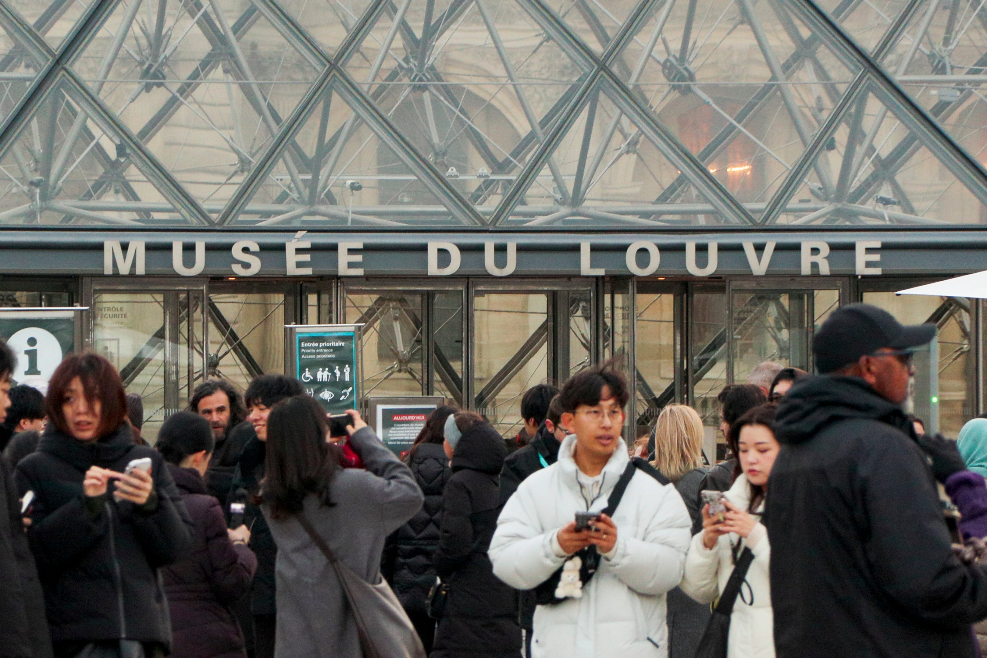 Tras el robo de joyas históricas, las membresías del Louvre quedaron bajo la lupa: las razones