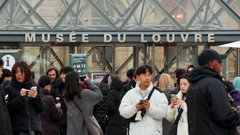 El Louvre permanece cerrado esta