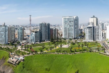 El mercado inmobiliario ha mostrado un desempeño desigual en Lima. Según el informe, el 61% de los distritos reportó aumentos interanuales en los precios de venta.