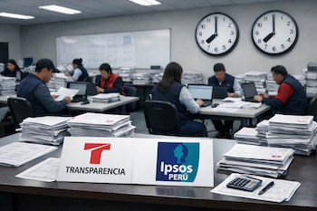 Sala de conteo rápido con voluntarios procesando actas electorales y datos en laptops. Logos de Transparencia e Ipsos Perú visibles, con dos relojes de pared marcando las 20:00.