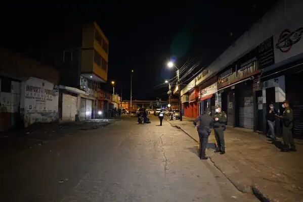 La Policía analiza los restos del artefacto y recopila información para identificar a los responsables. - crédito Alcaldía de Santiago de Cali