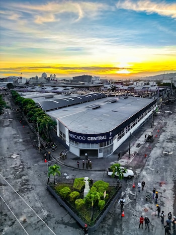 Vista aérea del Mercado Central de San Salvador y sus alrededores despejados, tras la intervención que permitió liberar el 99% del perímetro como parte de la fase ocho del plan de revitalización del Centro Histórico (Cortesía: @alcaldia_ss).
