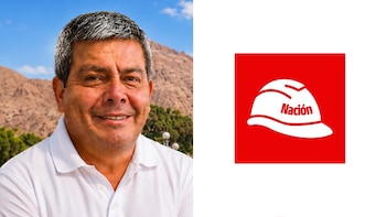 Retrato de un hombre con polo blanco ante unos cerros junto al logotipo rojo de un casco con la palabra Nación