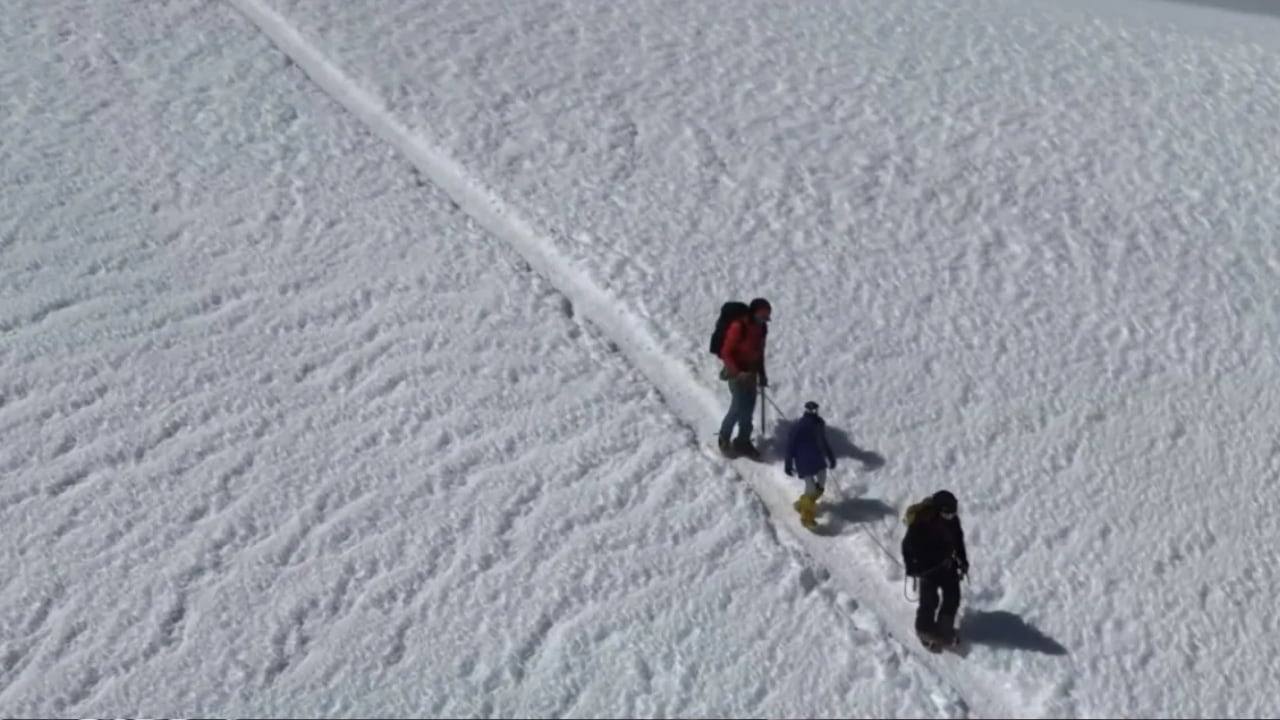 En los tramos más técnicos de la ruta al Chimborazo, los alpinistas transportaron a Pemba de forma manual por los límites de su autonomía. (X/@pabloberlangab)