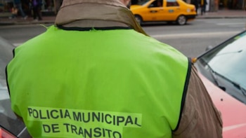 Investigan a un agente de tránsito de Córdoba por atacar a tiros una casa por una presunta deuda