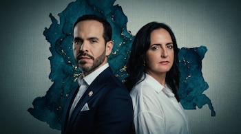 Abelardo de la Espriella y María Fernanda Cabal frente a una figura azul con el mapa de Colombia.