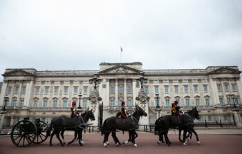 Como la monarca falleció en
