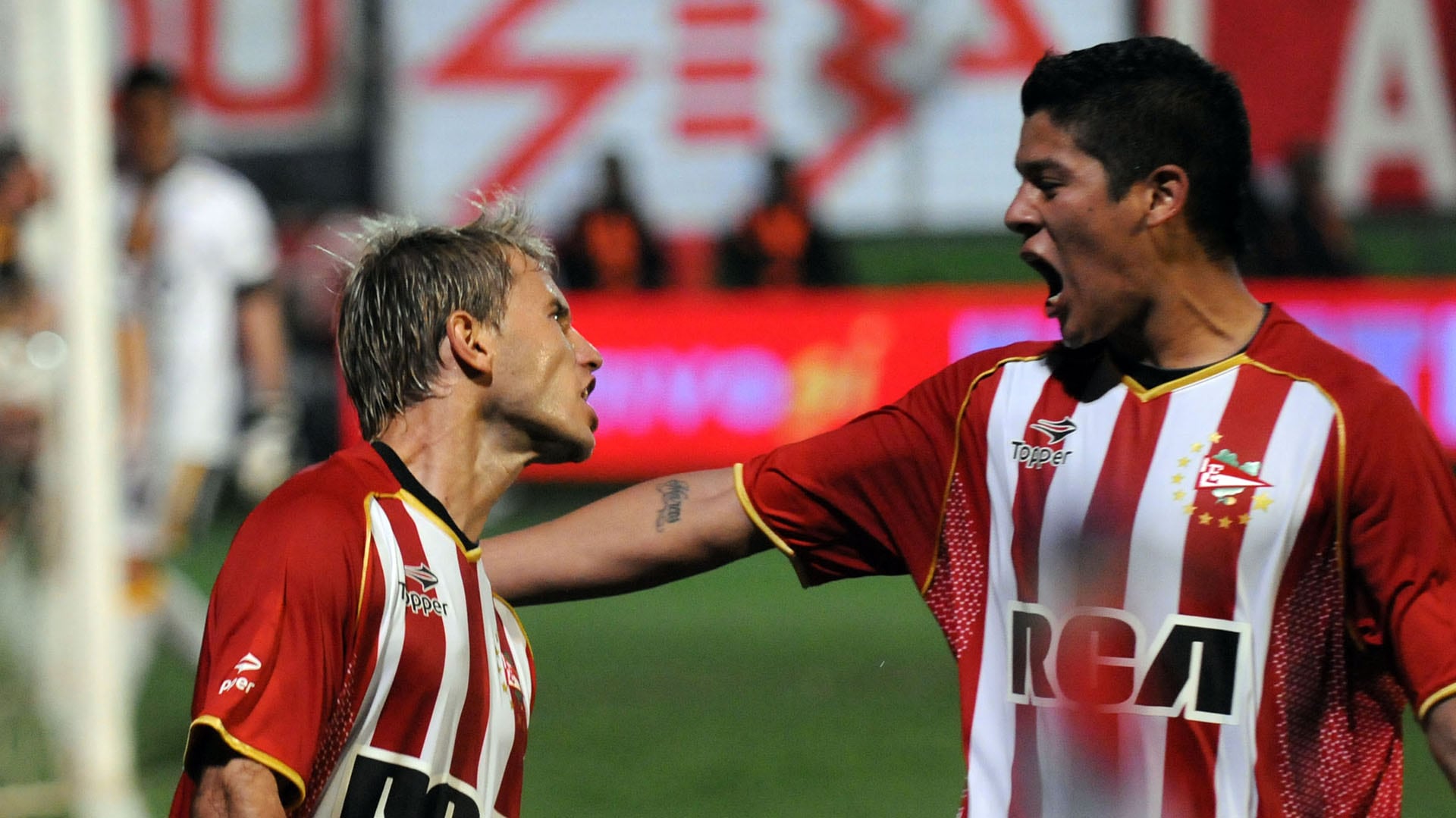 Gastón Fernández de Estudiantes festeja junto a Marcos Rojo luego de convertir el primer gol frente Olimpo de Bahía Blanca (NA: MARIANO SANCHEZ)