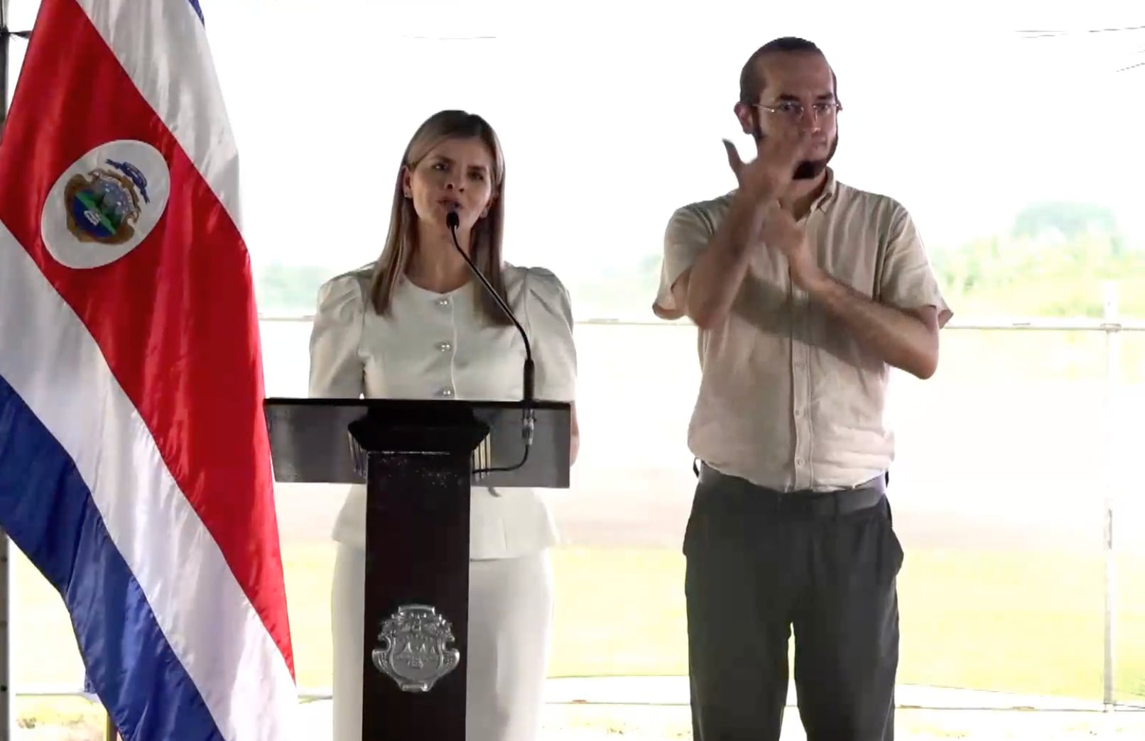 Laura Fernández celebró la aprobación para la construcción de la carretera a San Carlos. Crédito: Transmisión Presidencia de la República