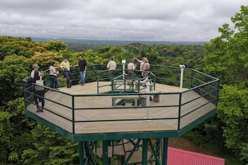 La torre mirador del sendero Pavón fue rehabilitada e incorporó nuevas facilidades para la observación del paisaje. Tomada de MiAmbiente