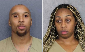 Un hombre calvo con barba y una mujer con trenzas de colores posan en retratos de fichaje policial con camisas de uniforme beige