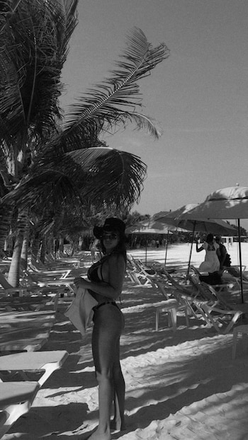Sombrero bucket, choker y anteojos