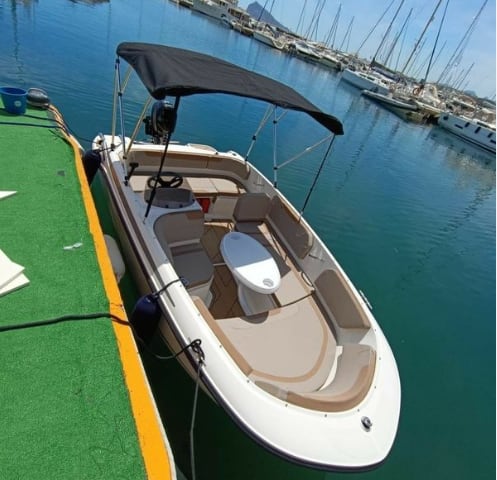 Quicksilver 475 Axess de color crema con un toldo negro. (Imagen: Boataround)