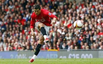 El exjugador del Manchester United Cristiano Ronaldo chuta el balón durante un partido de la Premier League ante el Manchester City en Manchester, Inglaterra. 10 mayo 2009. REUTERS/Phil Noble