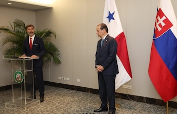 El ministro de Asuntos Exteriores y Europeos de Eslovaquia, Juraj Blanár (izq), recibió la invitación para que su país se adhiera al Protocolo de Neutralidad. (Cancillería)