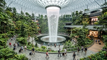 El aeropuerto más bonito del mundo con una cascada interior capaz de vertir 38.000 litros de agua, según National Geographic