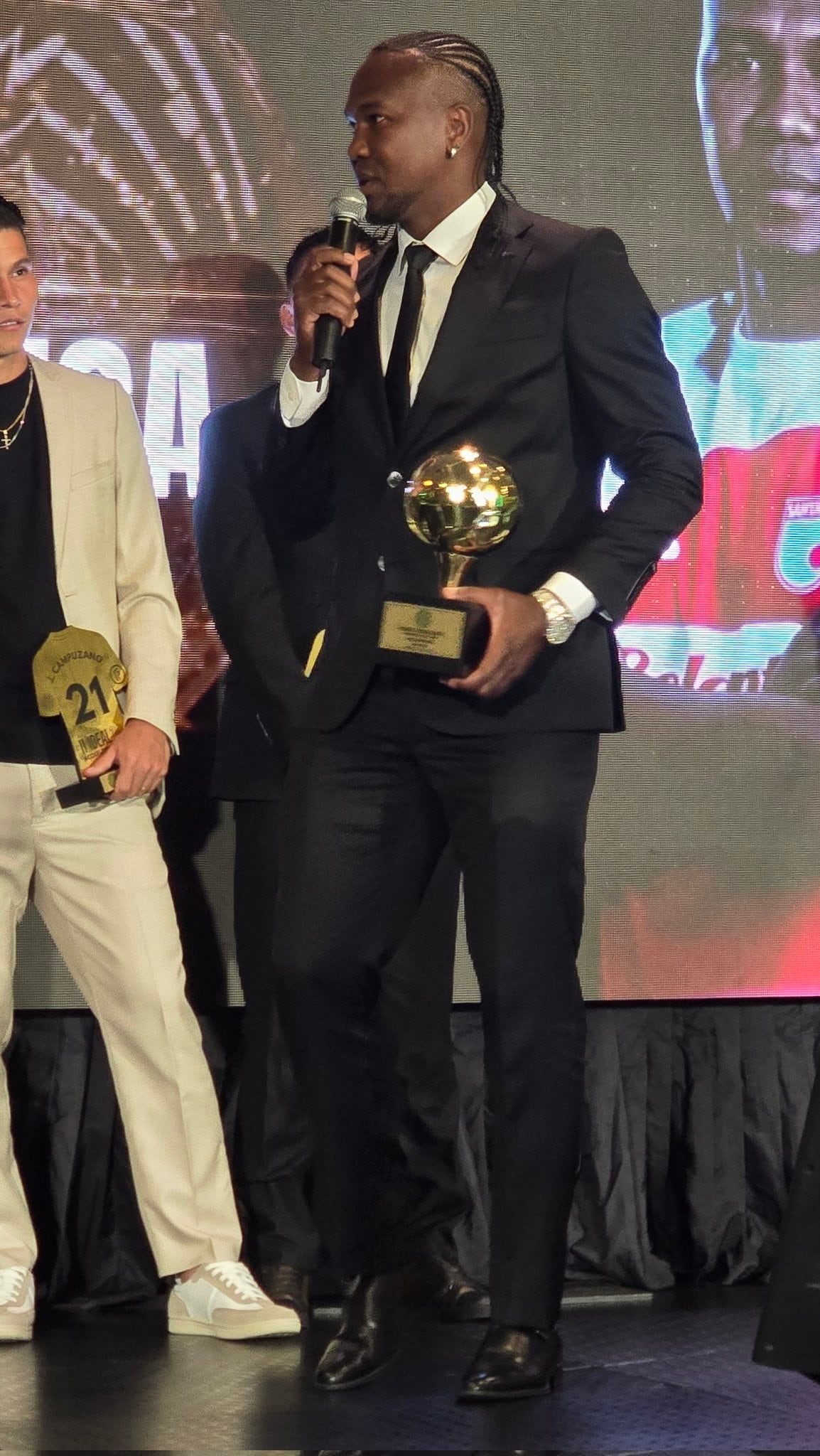 Hugo Rodallega recibió la distinción al mejor jugador de Acolfutpro en 2025 - crédito @PinoCalad / X