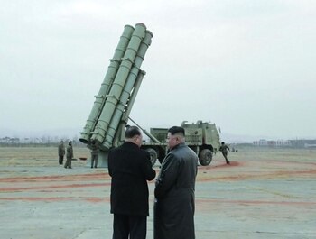 Kim Jong-un conversa con un