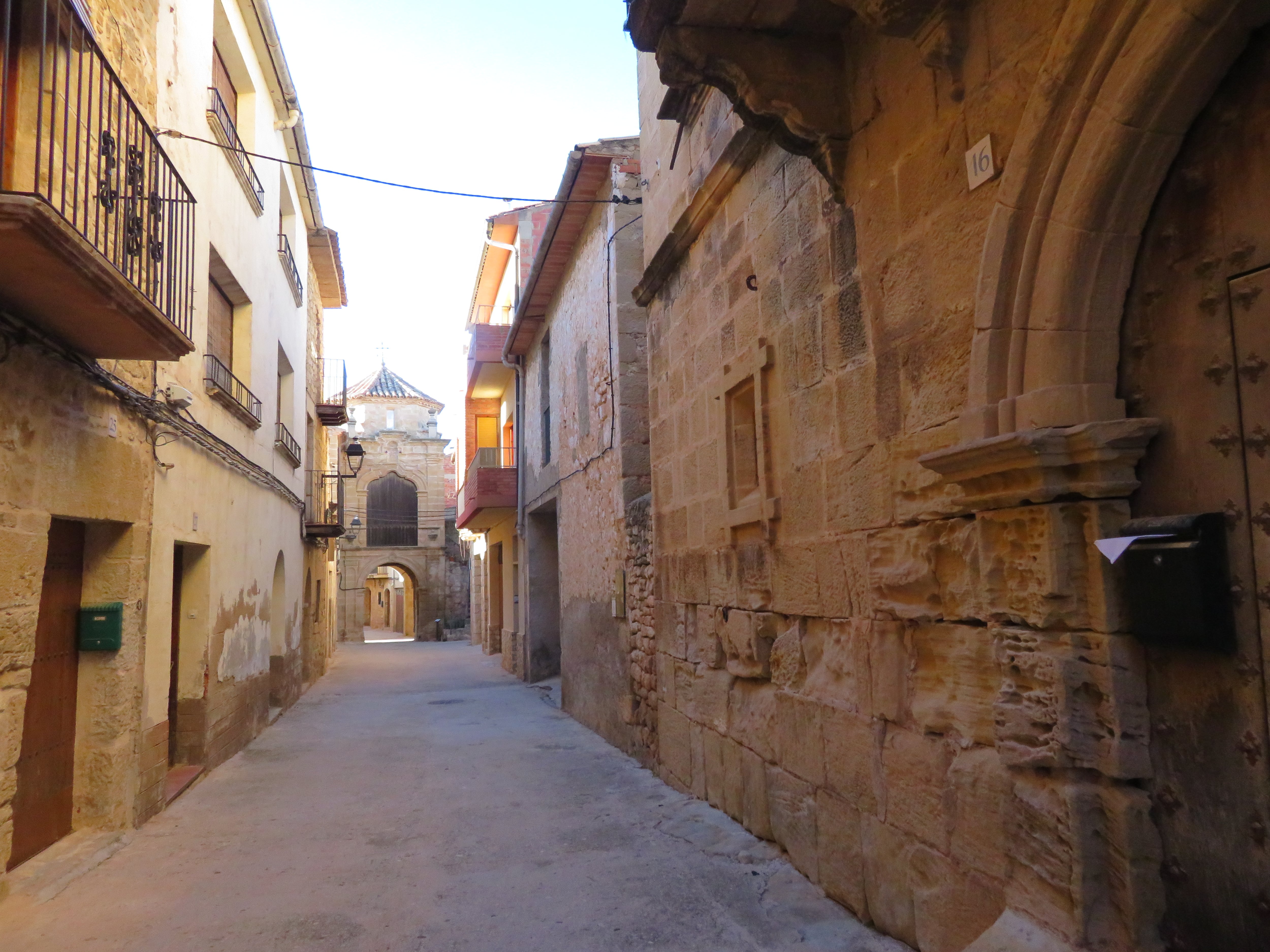 La calle de San Antonio de Padua, en el núcleo histórico tradicional de Cretas. (Wikimedia/Juan Emilio Prades Bel)