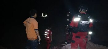 Defensa Civil y la policía recorrieron la zona afectada, verificando que no queden personas aisladas en sectores críticos del recorrido