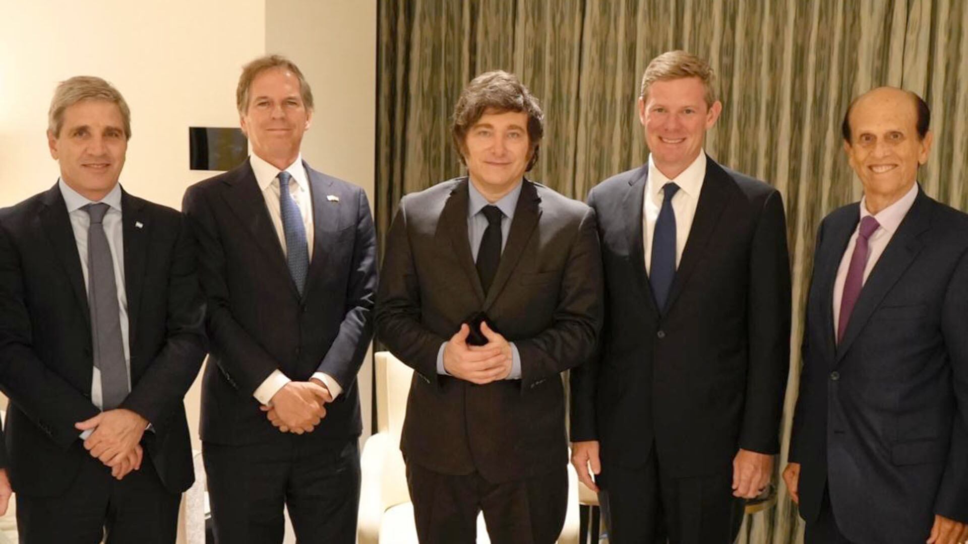 Javier Milei con Ryan McInerney, CEO de Visa, Michael Milken, Luis Caputo y Alec Oxenford durante su gira en Los Ángeles