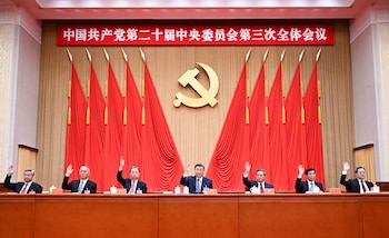 Xi Jinping, Li Qiang, Zhao Leji, Wang Huning, Cai Qi, Ding Xuexiang y Li Xi asisten a la tercera sesión plenaria del XX Comité Central del Partido Comunista de China. (EFE/EPA/XINHUA / Xie Huanchi)