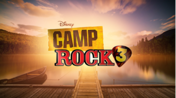 Lago, montañas, cielo con nubes, muelle de madera, canoa, logo de Disney Camp Rock 3