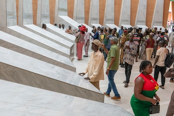 La gente visita el mausoleo