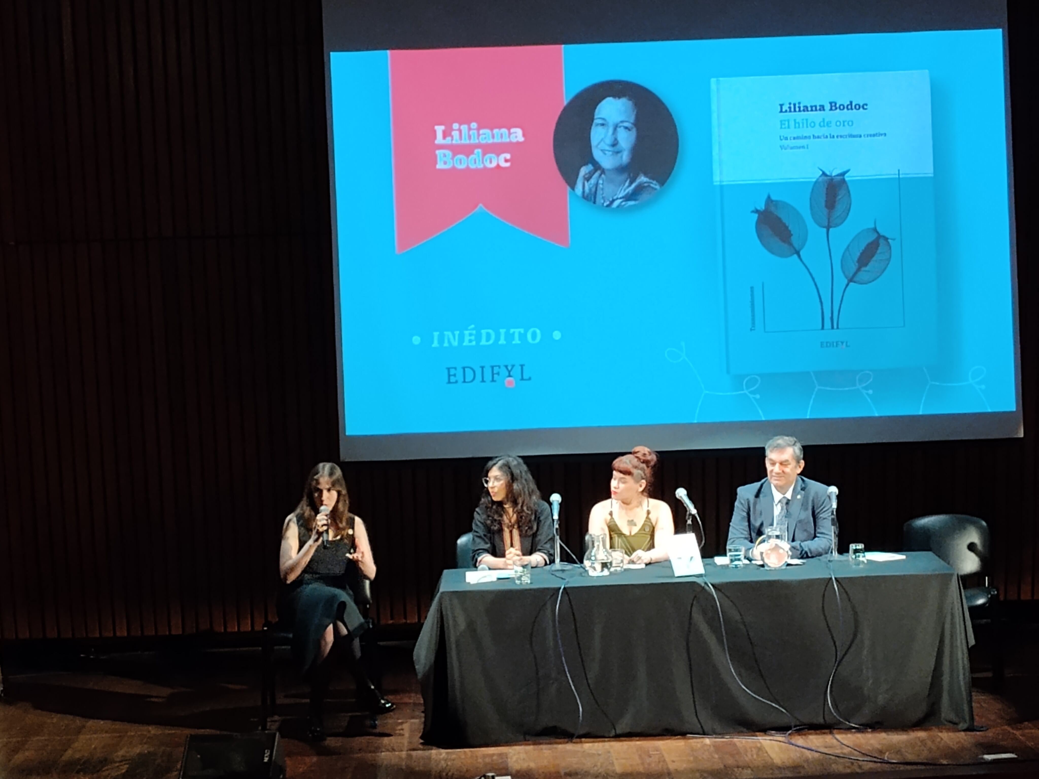 La editora Federica Distefano, la directora de EDIFYL, Mariana Guzzante, la coordinadora Inti Bustos, el Decano de la Facultad de Filosofía y Letras de la UnCuyo, Gustavo Zonana.
