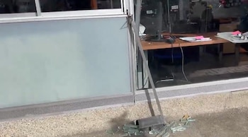 Funcionarios de la Agencia Nacional de Tierras evacuaron el edificio del CAN por salidas de emergencia ante la restricción de movilidad en la protesta - crédito Captura Video/X