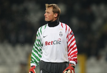 Alex Manninger, portero rubio, de perfil, con camiseta blanca de Juventus con mangas a rayas verdes y rojas, y guantes de portero rojos
