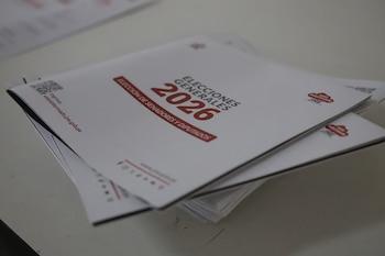 Primer plano de una pila de folletos blancos que dicen "Elecciones Generales 2026" y "Elección de Senadores y Diputados", con un QR y logo JNE