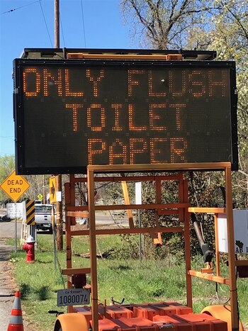 Mensaje Redding que pide solo arrojar papel higiénico al inodoro.