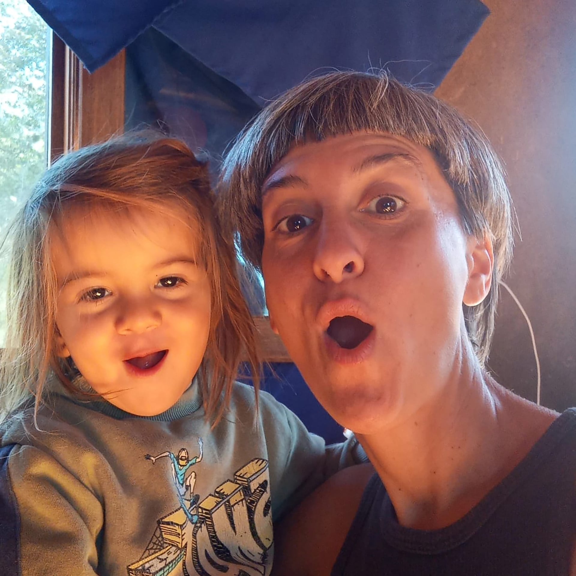 Jésica junto a su hijo Kunturi, de 2 años y medio, a quien parió en la casa que ella misma construyó en el monte