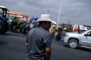 CALERA, ZACATECAS, 06ABRIL2026.- Productores de la Asociación de Usuarios de Pozos de Riego de Zacatecas y quienes forman parte organización campesina Frente Nacional para el Rescate del Campo Mexicano (FNRCM), se manifestaron a las puertas de la compañía cervecera Grupo Modelo-AB Inveb, quien produce 19 millones de botellas de cerveza al día, 40 por ciento del total nacional; como parte de las acciones convocadas para el Paro Nacional. Transportistas y contratistas de la propia empresa cervecera, intentaron inhibir la manifestación bloqueando con trailers los accesos a la fábrica. Después de unos minutos de tensión y discusiones, los campesinos se trasladaron a la caseta de cobro “Calera” para tomar de manera pacífica y dar paso libre a todo tipo de vehículos.
FOTO: ADOLFO VLADIMIR /CUARTOSCURO.COM