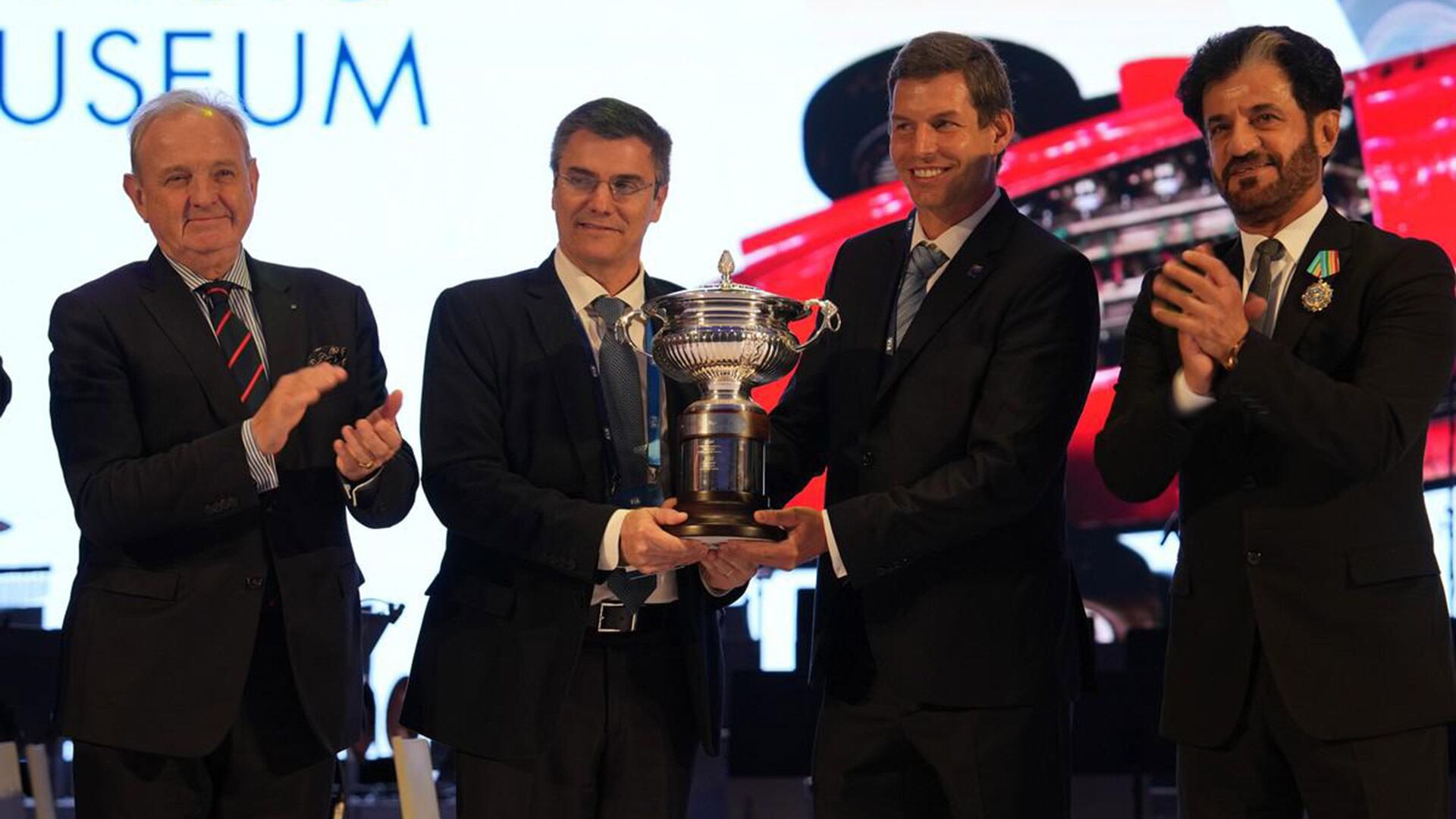 César Carman, el segundo de la izquierda, recibe el premio otorgado el Museo Fangio (Crédito: Prensa FIA)