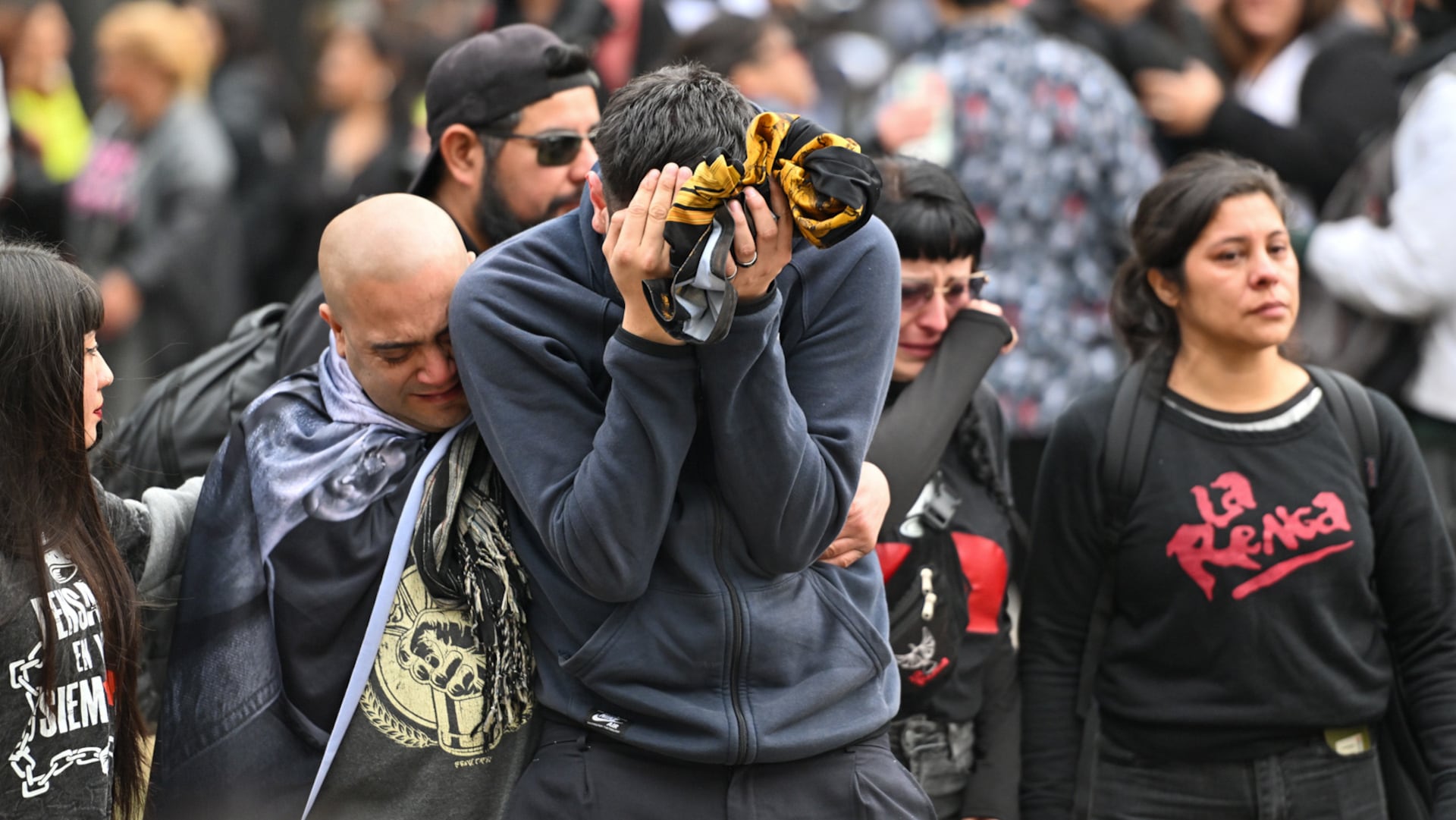 El dolor atravesó a los fanáticos que llegaron al último adiós desde todas partes del país