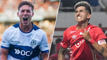Primer plano de dos futbolistas con expresiones de intensidad: uno en camiseta blanca y azul a la izquierda y otro en camiseta roja a la derecha