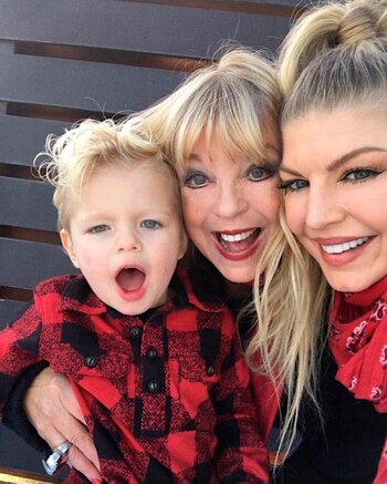 Fergie con su mamá y