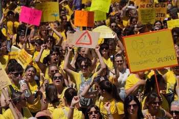 Decenas de personas durante la manifestación convocada por la comunidad educativa de primer ciclo de infantil, el pasado 20 de mayo en Barcelona. (David Zorrakino / Europa Press)