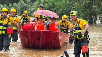 En la Zona Norte del país, comunidades como San Juan de Guatuso experimentaron el impacto de las lluvias. (Infobae Centroamérica/Cortesía Cruz Roja Costarricense y Bomberos Costa Rica)