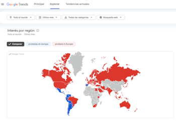 Captura de pantalla de Google Trends con un mapa del mundo coloreado en rojo y azul junto a términos de búsqueda sobre protestas