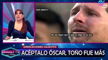Pantalla de televisión dividida muestra a Magaly Medina en un set de televisión y a un hombre con subtítulo. Banner inferior con logo de Magaly TV