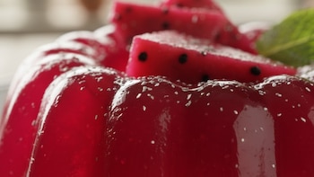 Gelatina de tuna roja servida