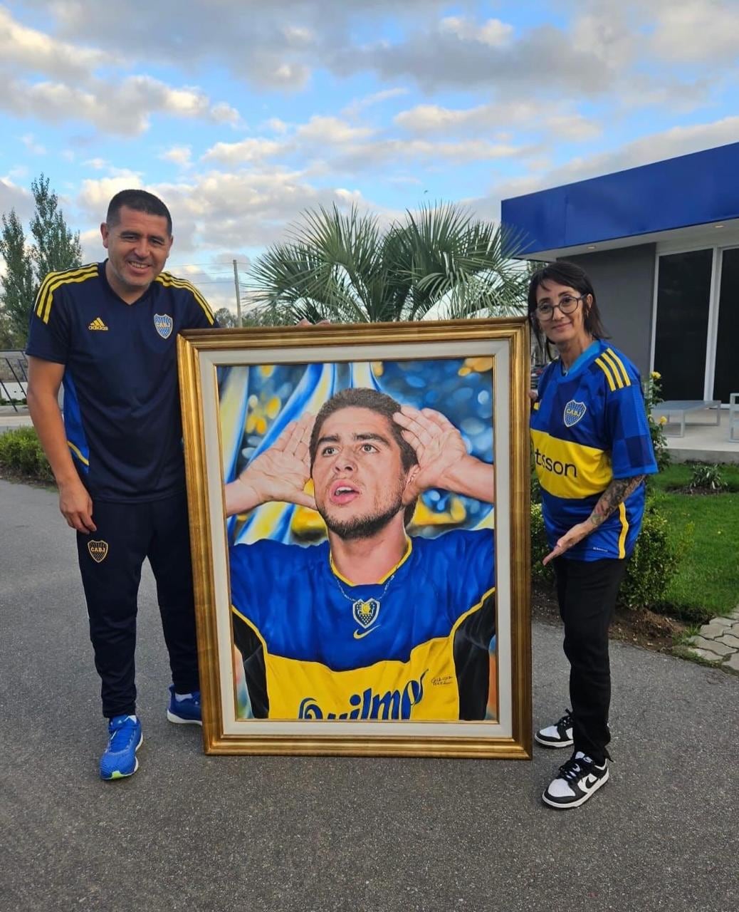 Claudia Pérez posa junto a Riquelme en la entrega del cuadro