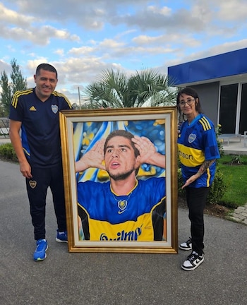 Claudia Pérez posa junto a Riquelme en la entrega del cuadro