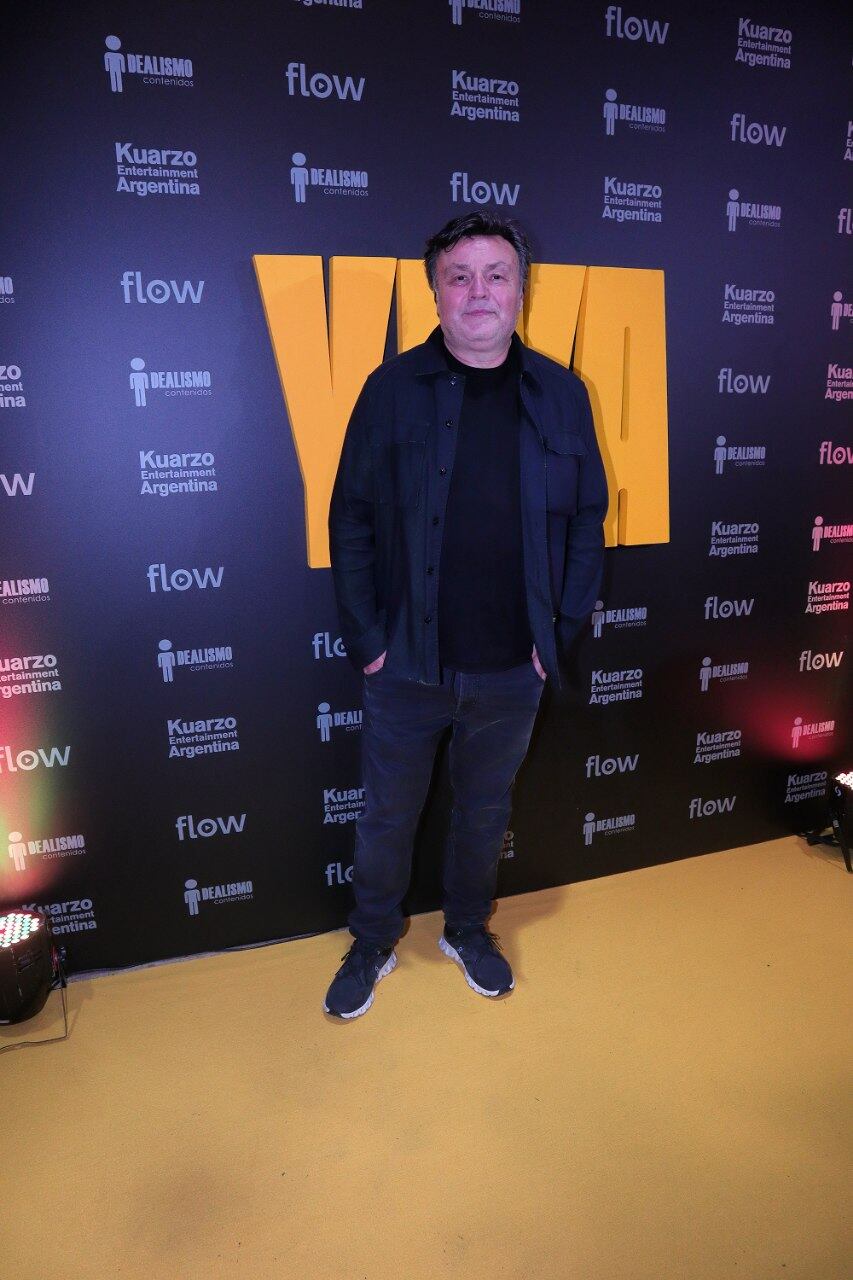 Marcos Carnevale, guionista y productor, eligió un look total black relajado y sobrio