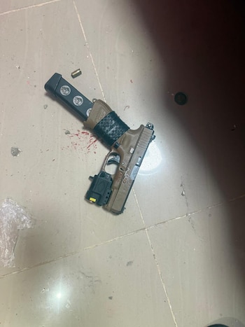 Peritos de la Policía Científica incautaron una pistola Glock de nueve milímetros y varios casquillos en la escena del crimen. (Foto cortesía Policía Científica)
